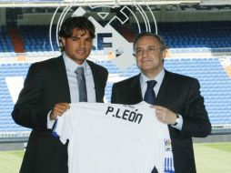 Durante la presentación de Pedro León (izq.) quien posa junto al presidente del Real Madrid, Florentino Pérez. EFE  /