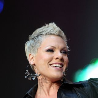 Pink se repone de la caída en el escenario en su último concierto