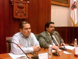 El rector de la UdeG, Marco Antonio Cortés Guardado (der.), y el director general de Medios, Rogelio Campos. R. ZAPATA  /