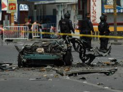 La zona donde quedaron los restos del automóvil que explotó fue acordonada. AP  /