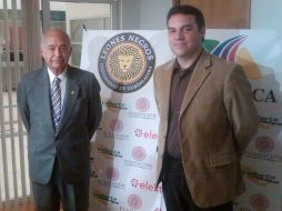 Enrique Zambrano (izq.) presidente de Leones Negros de la Universidad de Guadalajara firmó el convenio con TV Azteca. A. RAMÍREZ  /