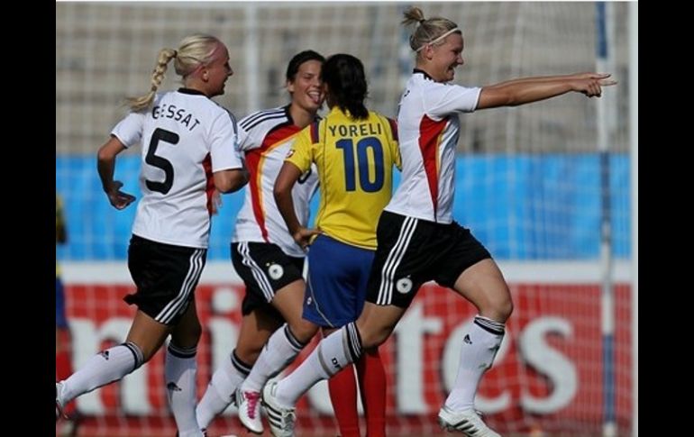 Alexandra Popp (der.) celebra tras anotar ante Colombia. SITIO WEB FIFA  /