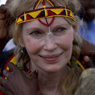 Mia Farrow se reúne con niños en Uganda