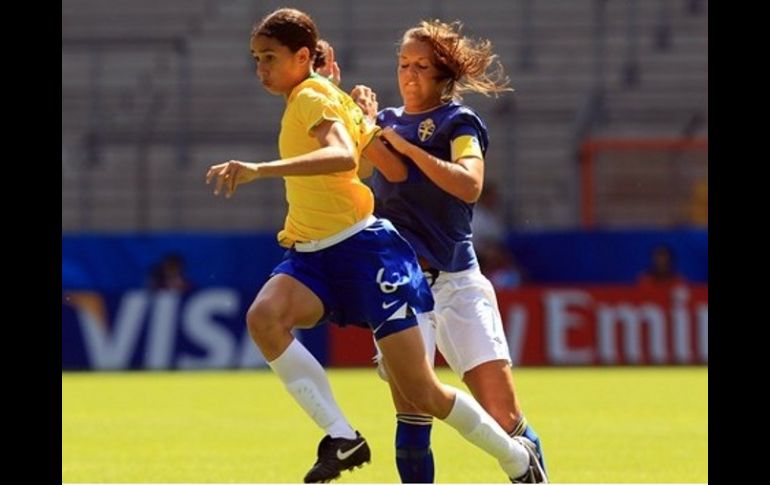 La brasileña Rafaelle (izq.) emparejó el marcador ante Suecia. SITO WEB FIFA  /