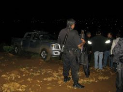 Peritos del Instituto Jalisciense de Ciencias Forenses contabilizaron más de 100 impactos en la unidad policial.  M. PATIÑO  /