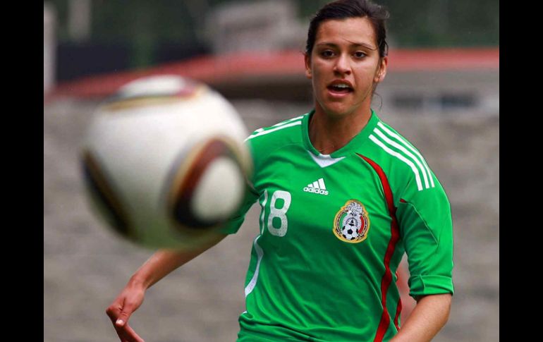 Natalie Garcia de la seleccion femenina sub 20 de México en seguimiento del balón. MEXSPORT  /