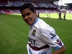 Esta foto de Pablo Barrera, poniéndose la camisa del West Ham, la subió su representante en Twitter. ESPECIAL  /