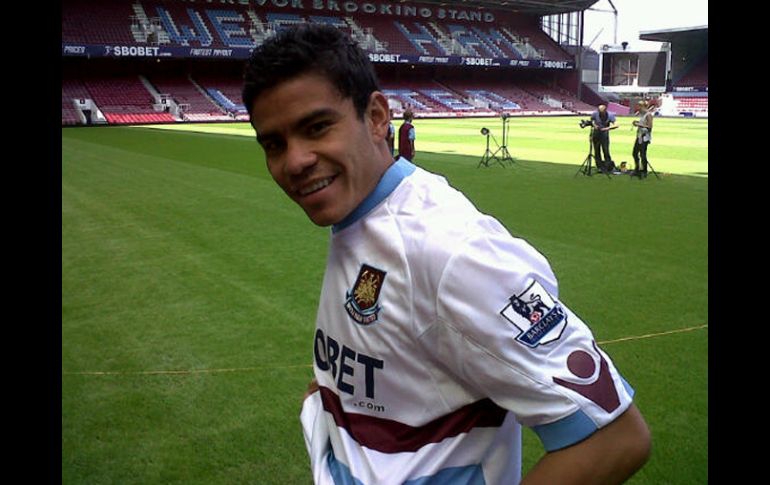 Esta foto de Pablo Barrera, poniéndose la camisa del West Ham, la subió su representante en Twitter. ESPECIAL  /