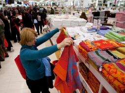 Una caída en el consumo de Estados Unidos repercute directamente en el sector exportador de México. AP  /