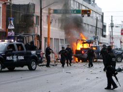 Uno de los hombres fallecidos en un coche bomba en Ciudad Juárez vestía un uniforme de policía municipal, pero no lo era. AFP  /