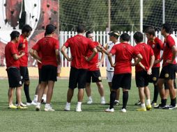 El técnico Héctor Medrano da indicaciones a los felinos durante el entrenamiento. EL INFORMADOR. M. FREYRIA  /