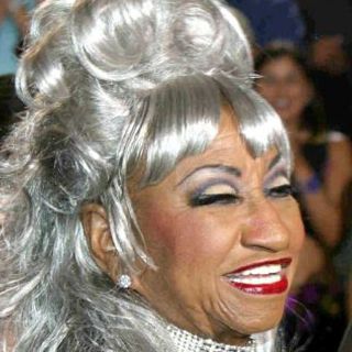 Evocan a Celia Cruz en cementerio mediante sistema de guía con audio