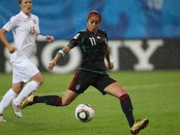 Renae Cuellar lanza un disparo para anotar el gol de la victoria de México. MEXSPORT  /