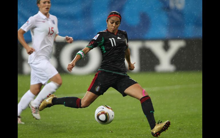 Renae Cuellar lanza un disparo para anotar el gol de la victoria de México. MEXSPORT  /