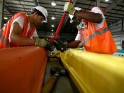 Empleados siguen monitoreando el pozo ante la posibilidad de una nueva fuga. EFE  /