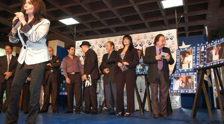 Arianna, Lucho Gatica, Arturo Castro y Alejandra Avalos en el marco del homenaje a Olga Guillot. NTX  /