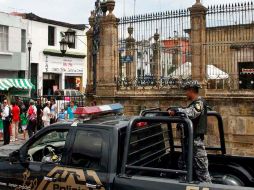 Policías estatales apoyan en el decomiso de medicina apócrifa a los alrededores de El Santuario. E. PACHECO  /