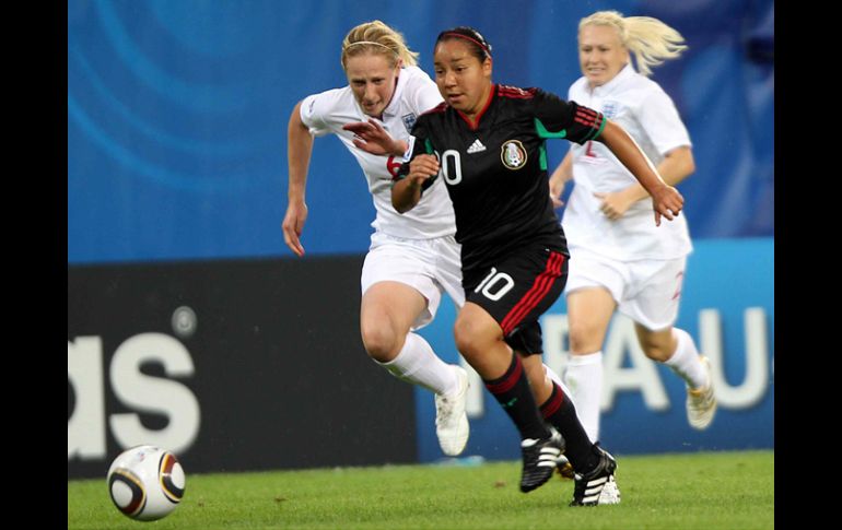 Charlyn Corral de Mexico y Kerys Harrop de Inglaterra durante el juego de la Copa Mundial Femenil sub-20, Almania 2010. MEXSPORT  /