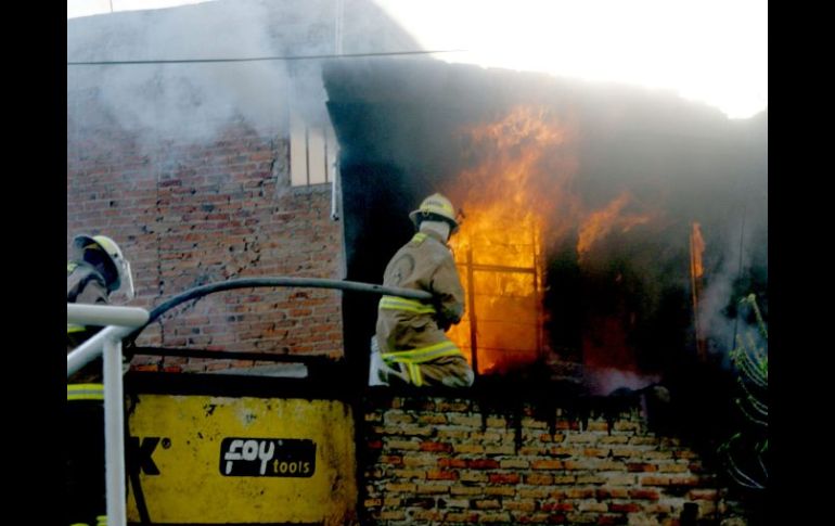Una sobreviviente fue el resultado de los esfuerzos de los bomberos. ARCHIVO  /