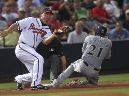 Alcides Escobar roba la tercera base en el partido contra los Bravos de Atlanta. AP  /
