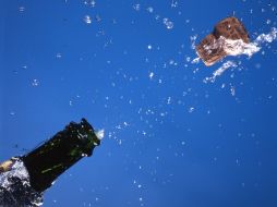 Un equipo de buzos encontró varias botellas del que podría ser el champán  más añejo del mundo. ESPECIAL  /