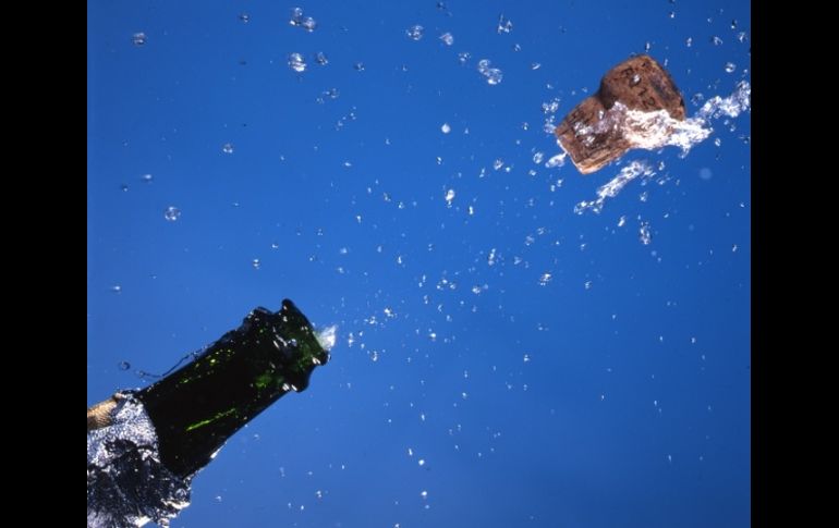 Un equipo de buzos encontró varias botellas del que podría ser el champán  más añejo del mundo. ESPECIAL  /