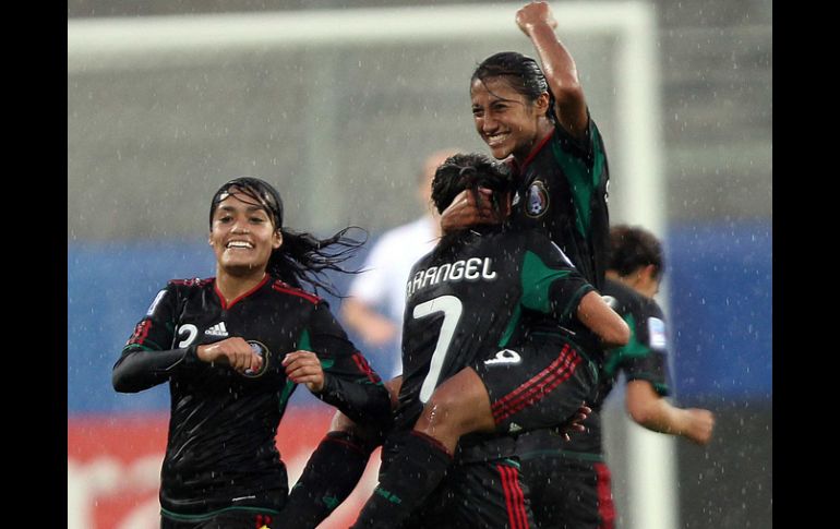 Las seleccionadas tricolores festejan el triunfo sobre las británicas. MEXSPORT  /