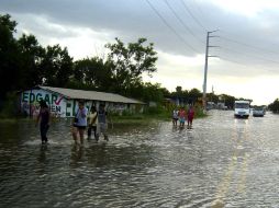 Tamaulipecos caminan por las calles afectadas por las inundaciones provocadas tras el paso del huracán “Alex”. EL UNIVERSAL  /