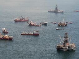 Los trabajos en la zona del derrame continuan. En la imagen, una flotilla de barcos recolecta crudo. AP  /