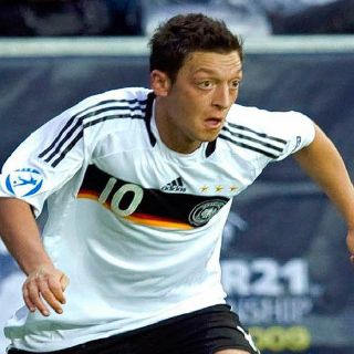 Özil no pudo renovar con Werder Bremen