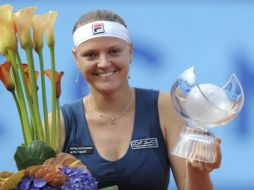 Agnes Szavay, posa con su trofeo logrando el cuarto título de su carrera. AFP  /