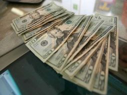 La divisa estadounidense alcanza una cotización máxima a la venta de 12.20 pesos. A. CAMACHO  /