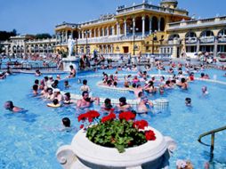 Mientras algunos se chapotean, otros observan el riesgo de temperaturas tan altas. ESPECIAL  /