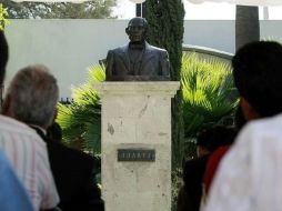Se colocó una ofrenda floral en el busto del ex Presidente. ARCHIVO  /