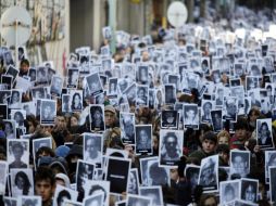 El colectivo de Memoria Activa hizo un acto frente a la reconstruida sede, donde recordaron a los muertos a causa del atentado. EFE  /