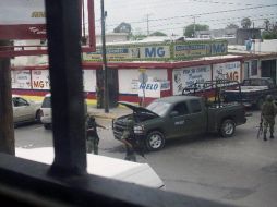 Soldados resguardan una de las zonas de Nuevo Laredo, donde presuntos sicarios y miembros del ejército se enfrentaron el viernes. EFE  /