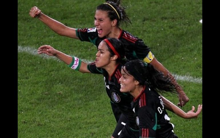 Las mexicanas celebran luego de ganar 1-0 a Inlgaterra. SITIO OFICIAL FIFA  /