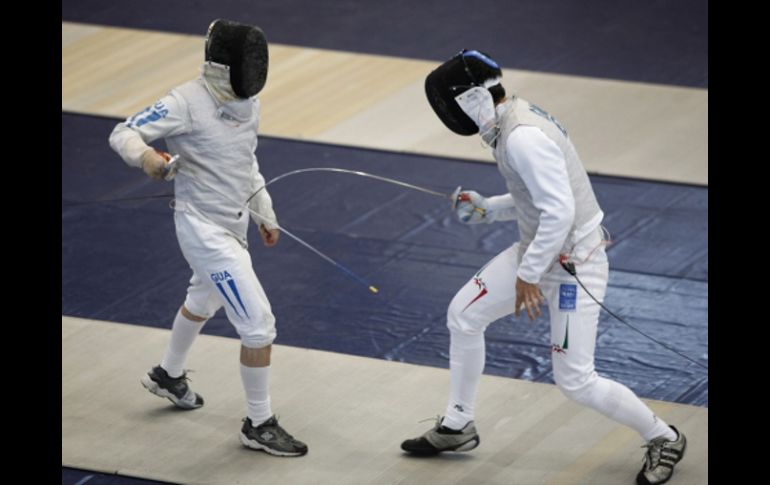 El esgrimista mexicano Daniel Gómez ataca a  Jose Virula de Guatemala. REUTERS  /