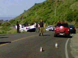 La patrulla que recibió al menos 20 impactos de arma de fuego quedó fuera de la carretera. O. RUVALCABA  /