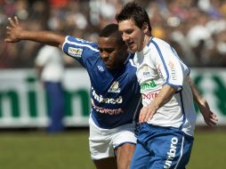 Lionel Messi (der.) disputa el balón con el brasileño Jorge Andrade en un partido con fines benéficos. EFE  /