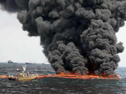 El crudo es quemado para evitar una mayor catástrofe ambiental. AFP  /