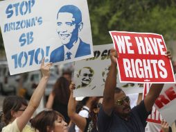 Inconformes portan carteles con las imágenes del presidente Barack Obama y con la leyenda ‘‘nosotros tenemos derechos’’. REUTERS  /
