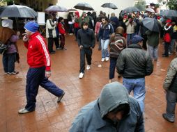 En Paraguay el frío obligó a las personas a salir bien abrigadas. EFE  /