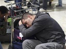 Un pasajero descansa en el Aeropuerto Internacional de Madrid-Barajas, en espera de abordar. AP  /