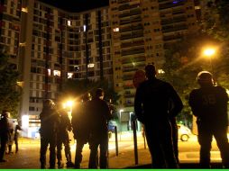 Policías antimotines toman posiciones durante la protestas desencadenadas por la muerte por disparos de la policía de un atracador. EFE  /