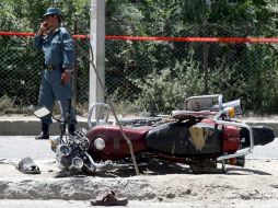 Policía vigila el lugar donde se concretó un ataque suicida contra un convoy extranjero que circulaba por Kabul, Afganistán. EFE  /