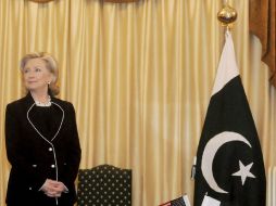 Hillary Clinton espera la llegada del primer ministro pakistaní, Yusuf Raza, antes del encuentro que mantuvieron en Islamabad. EFE  /