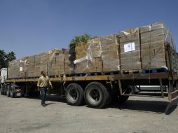 • La ayuda humanitaria libia, que llegó el jueves en el barco ‘‘Al Amal’’,comenzó a entrar a la Franja. AP  /