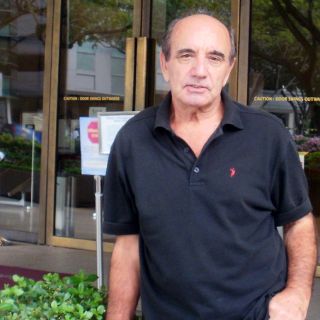 Autor británico detenido por difamación en Singapur