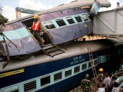 Los trenes chocaron uno detras del otro. EFE  /